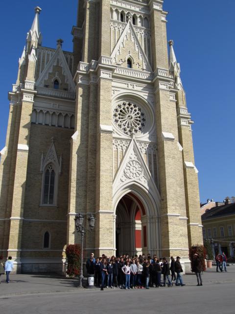 BGA11HA01-377-121 Újvidék, csoportkép a katolikus templom előtt